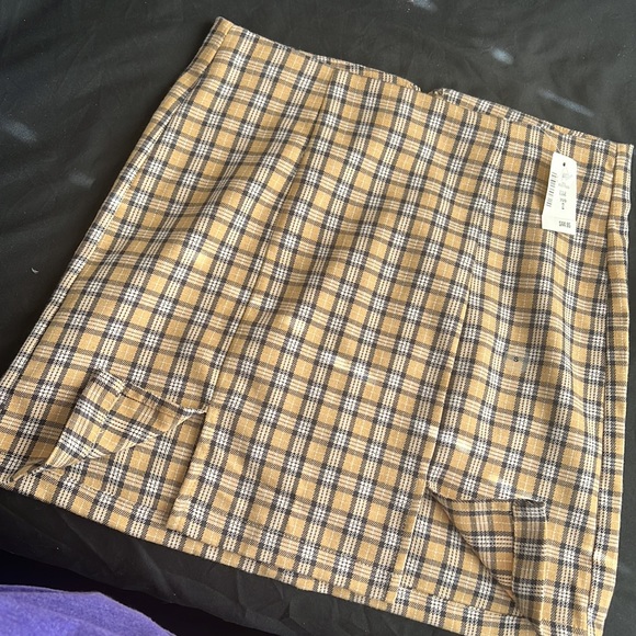 Yellow plaid mini skirt with back zipper - Picture 3 of 4